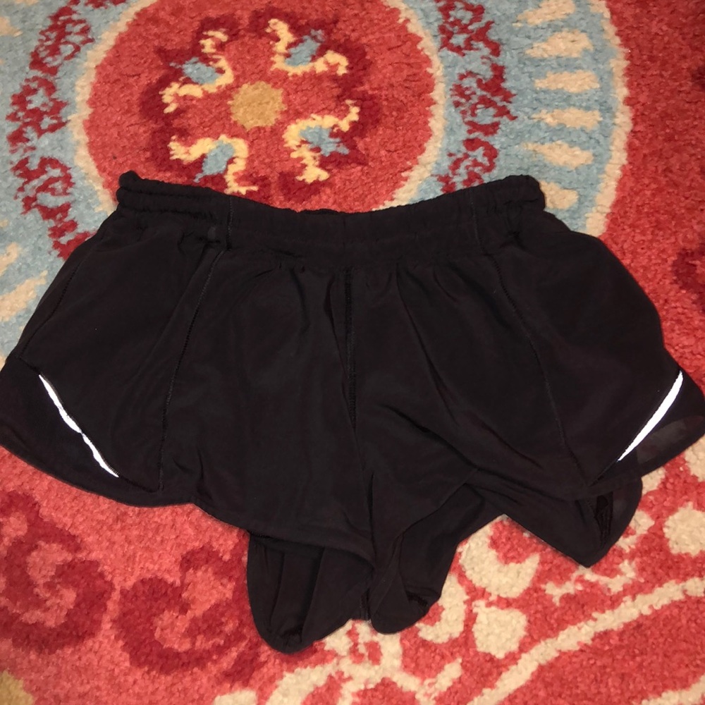 black lululemon hotty hot shorts